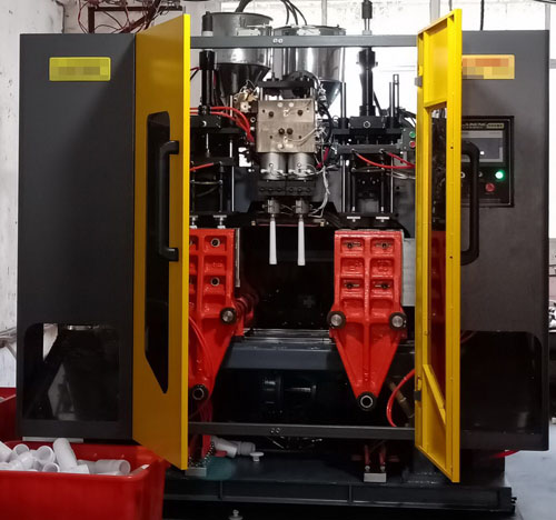 Fully automatic cutting dual station blow molding equipment
